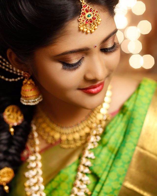 What lipstick shade to wear with green saree