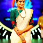 saree-blouse-designs-to-look-slim (5)