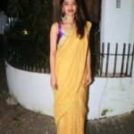 contrast-blouses-for-yellow-saree (10)
