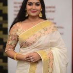 Kerala-onam-saree-blouse-neck-designs (15)