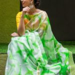 contrasting-blouse-colors-with-green-sarees (6)