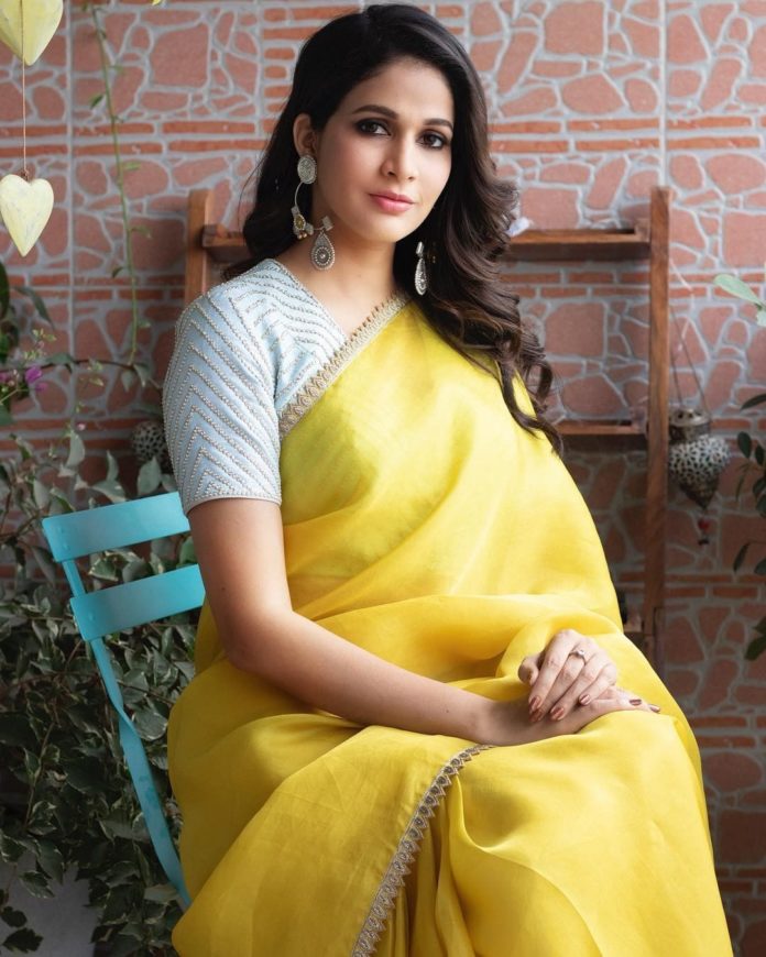 The Trend of Wearing Sarees With Mismatched Blouses