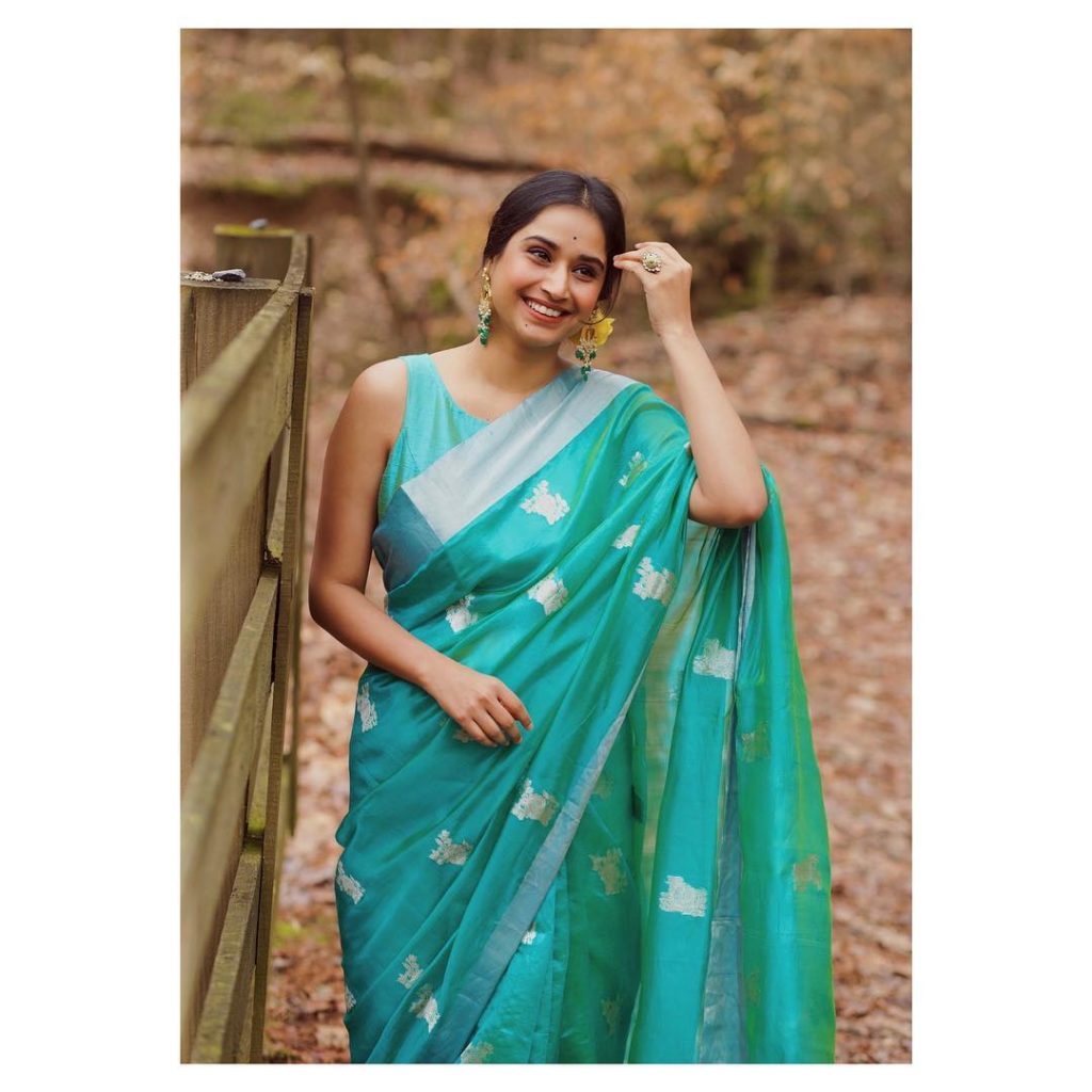 She Shows How To Put Together A Perfect Saree Look!