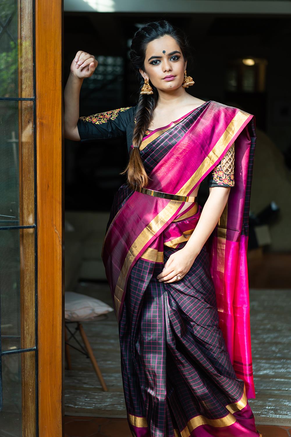 how-to-style-black-saree (10)