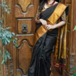 how-to-style-black-saree (11)