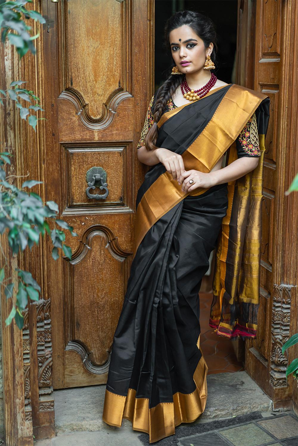 how-to-style-black-saree (11)