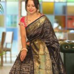 how-to-style-black-saree (4)