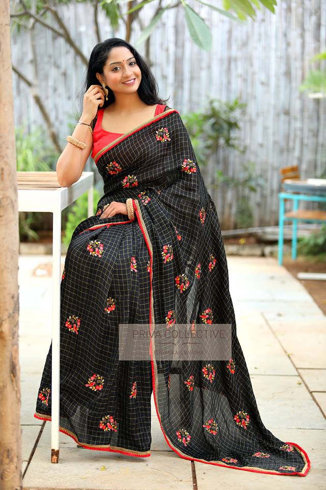how-to-style-black-saree (5)