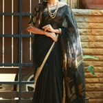 how-to-style-black-saree (8)