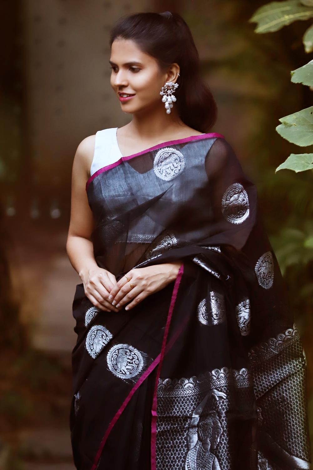 how-to-style-black-saree (9)