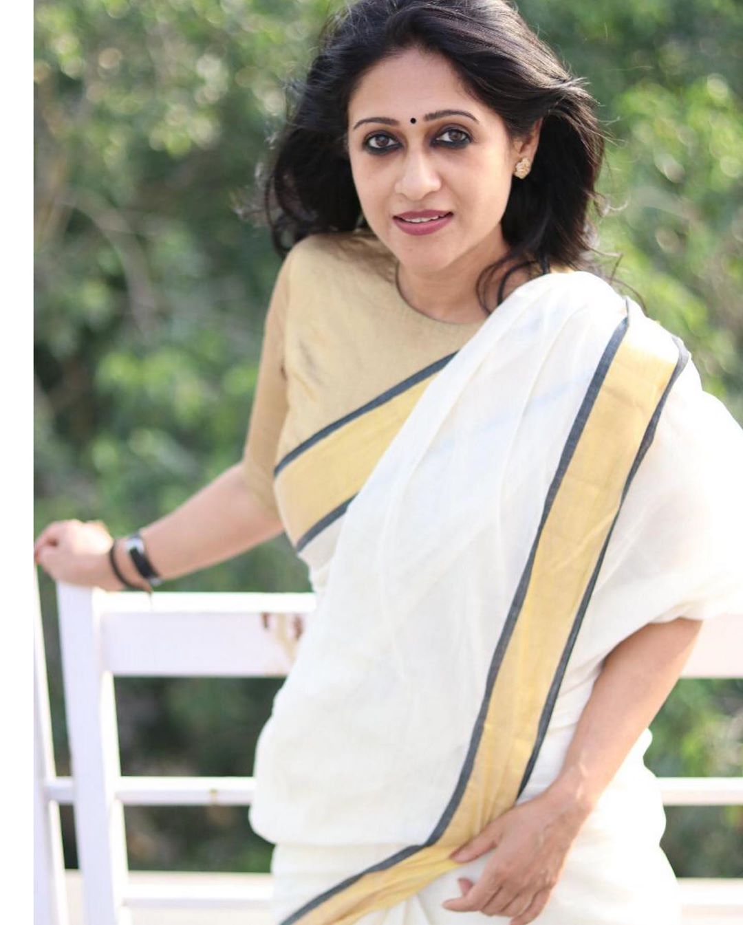 White-Saree-and-contrast-blouse(4)