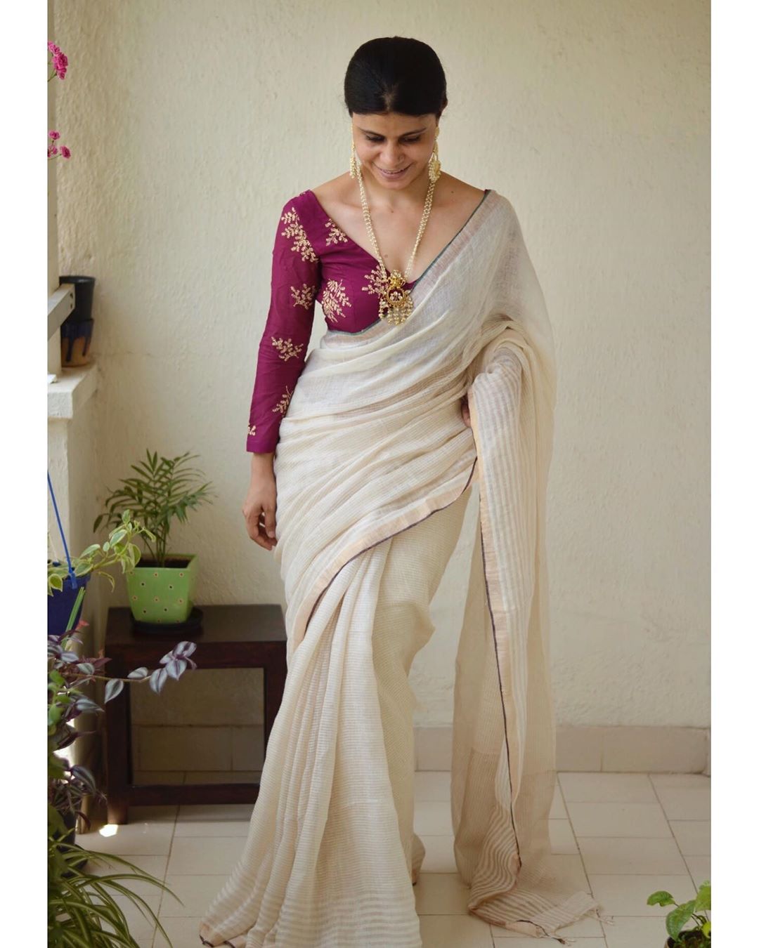 White-Saree-and-contrast-blouse(9)