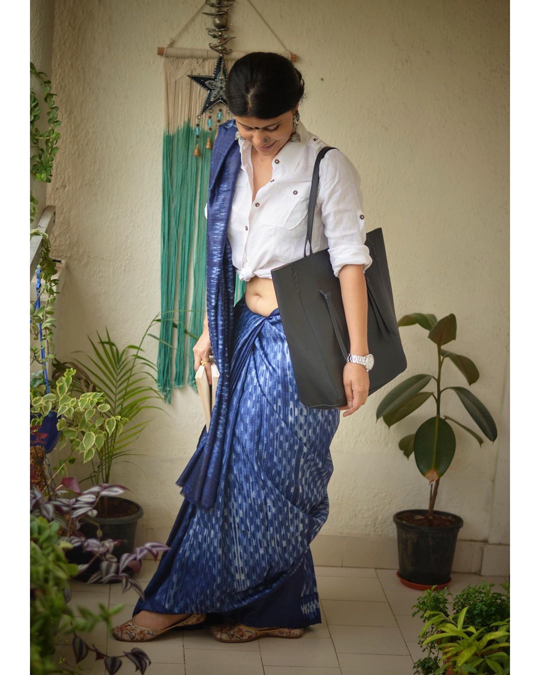 How will it look like to wear a modern/Western top or t-shirt for a saree?  - Quora