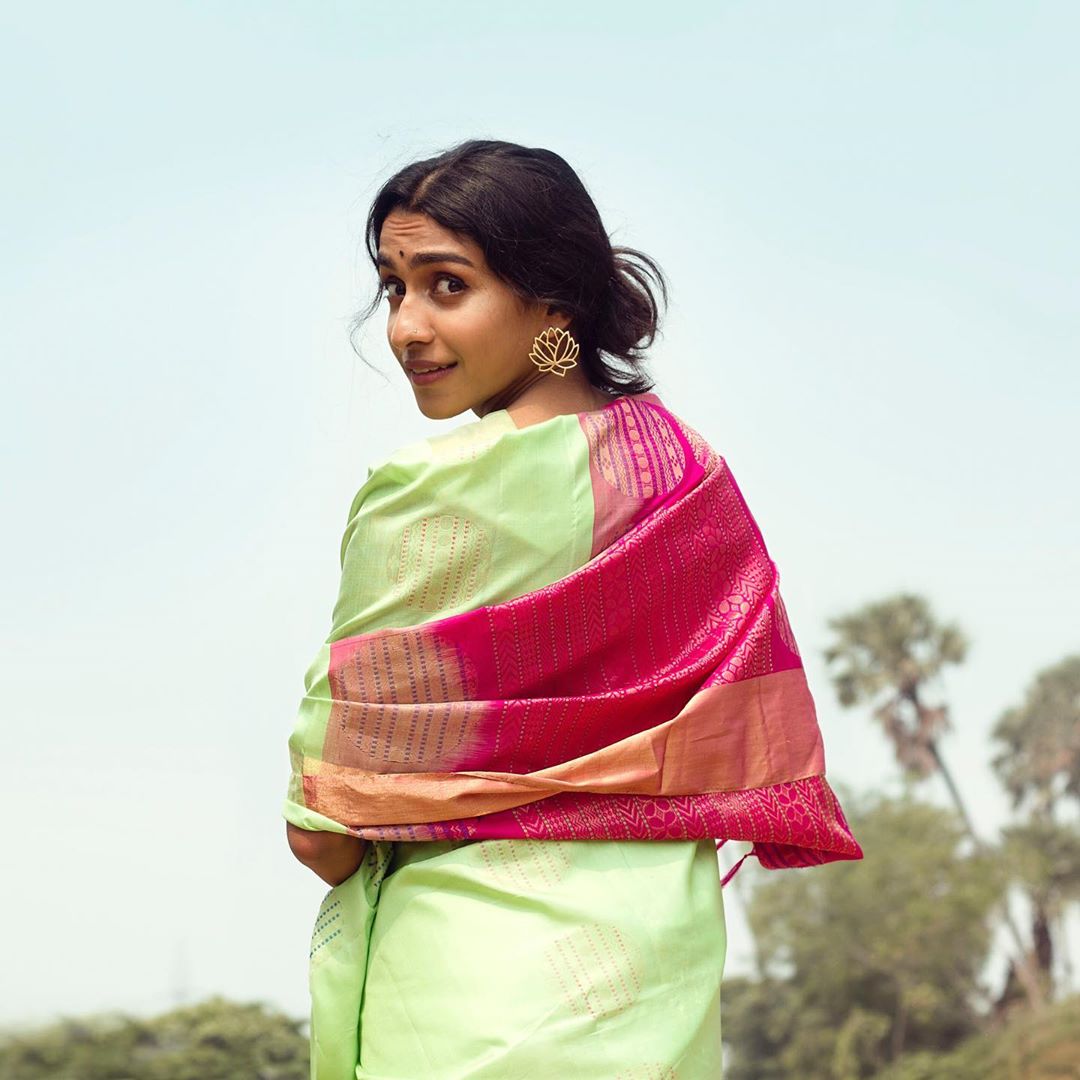 latest-silk-sarees-designs-11