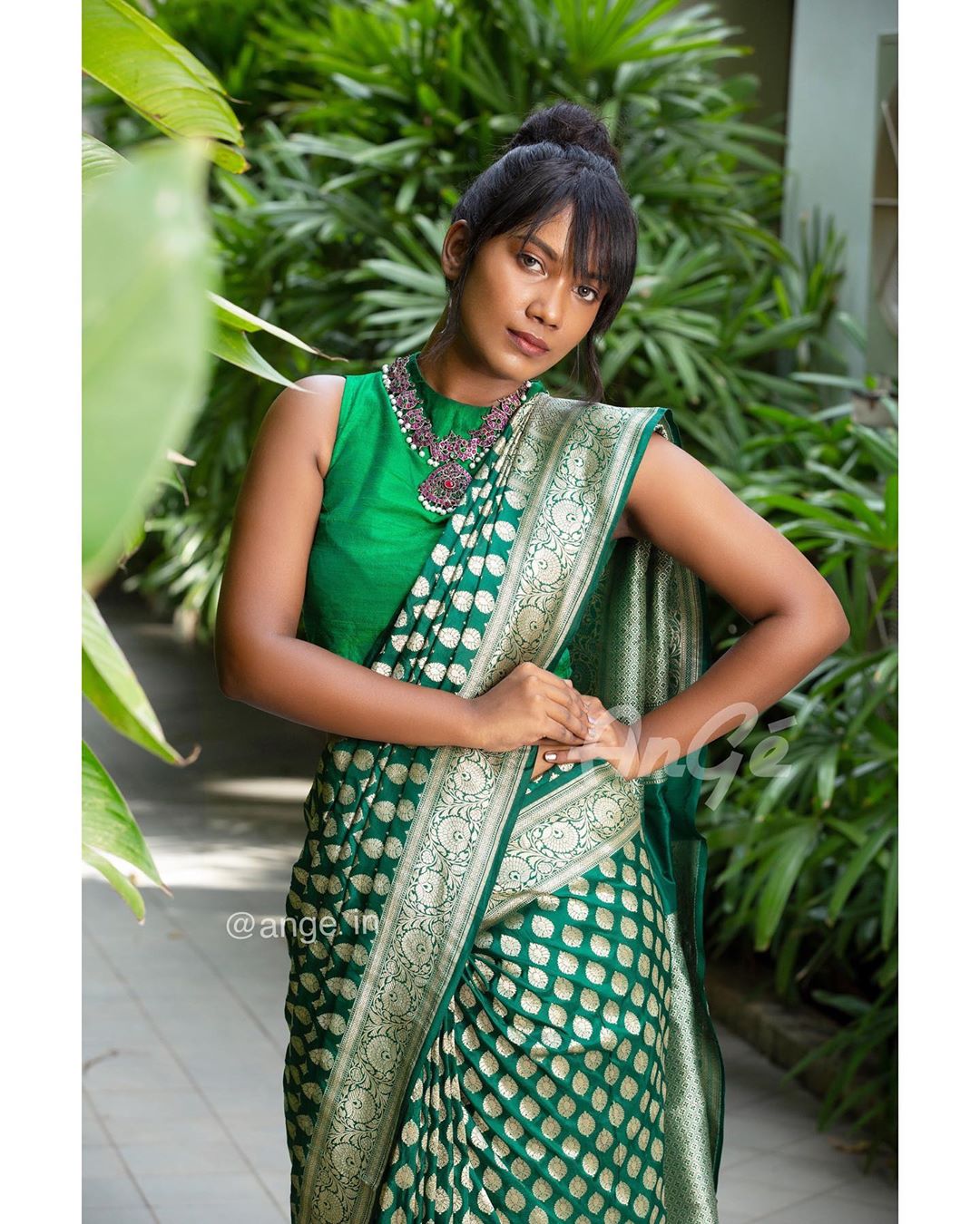 latest-silk-sarees-blouse-designs-1