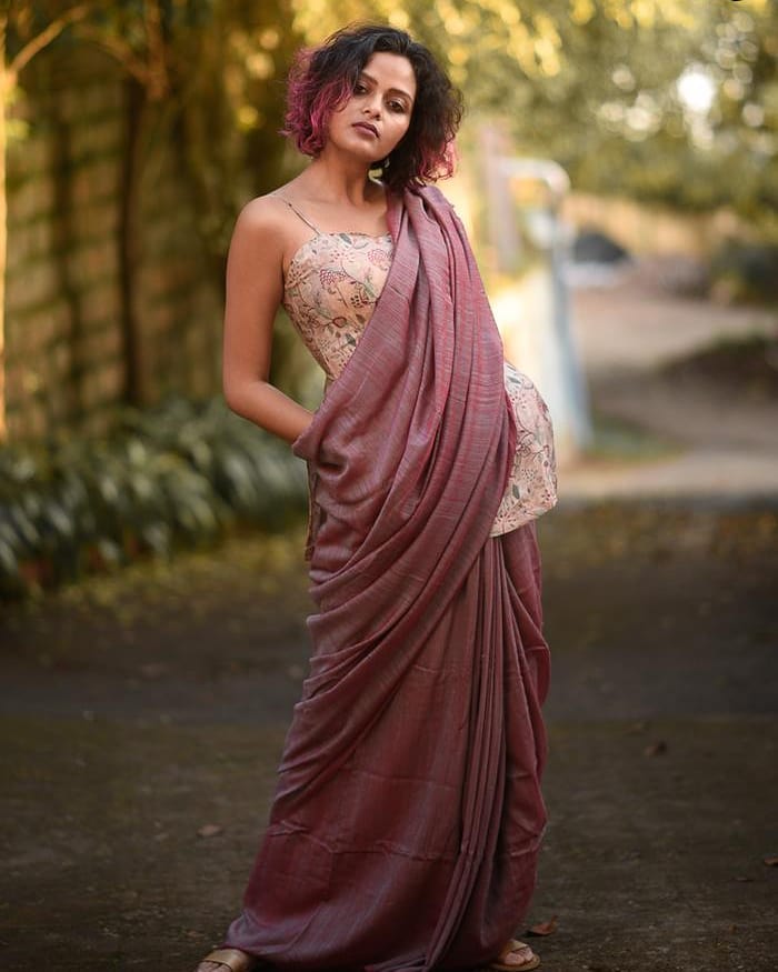 saree-style-with-long-blouse-12