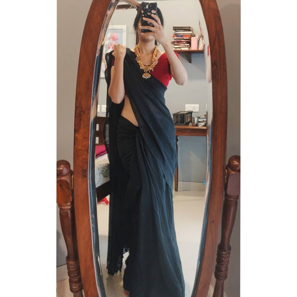 plain-saree-wearing-style-17