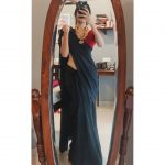 plain-saree-wearing-style-17