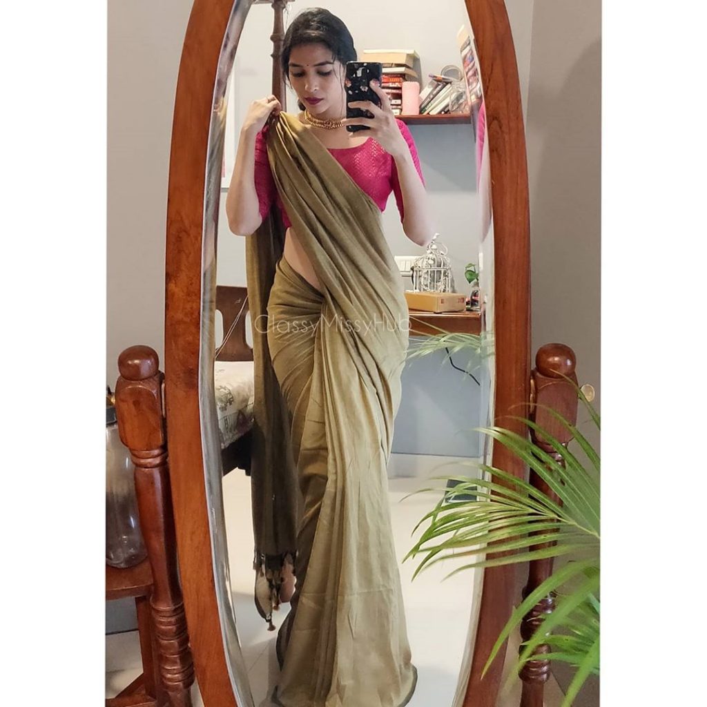 plain-saree-wearing-style-19