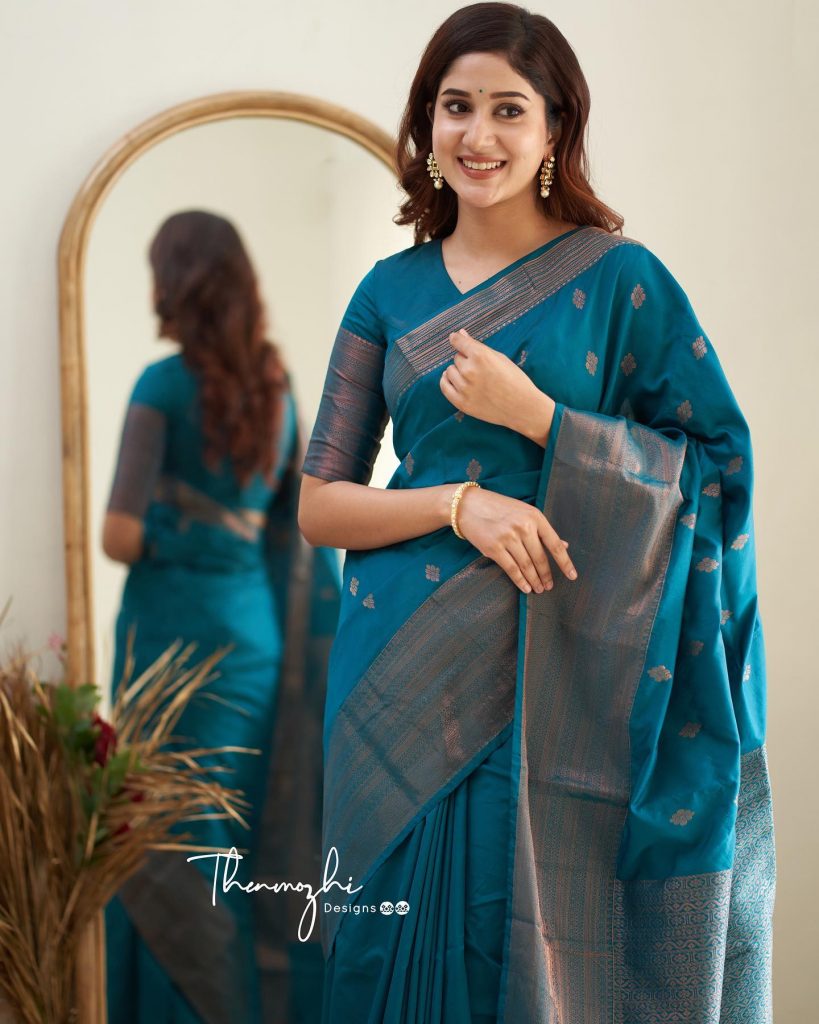 Ramya Subramanian in a plain saree by Thenmozhi designs!